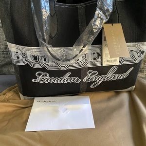 Burberry!! Burberry!! 💯% AUTHENTIC Reversible Tote Bag! Brand NEW 🤍🖤